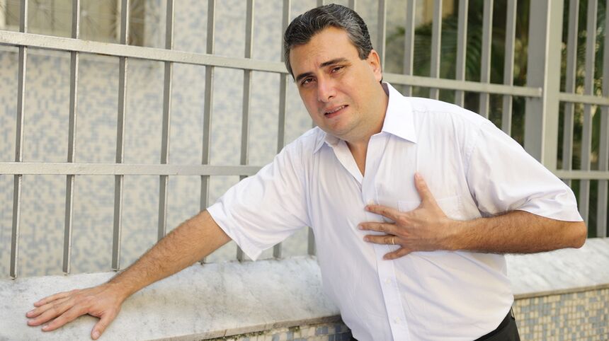 Osteochondrosis of the chest usually presents with a painful sensation in the heart area